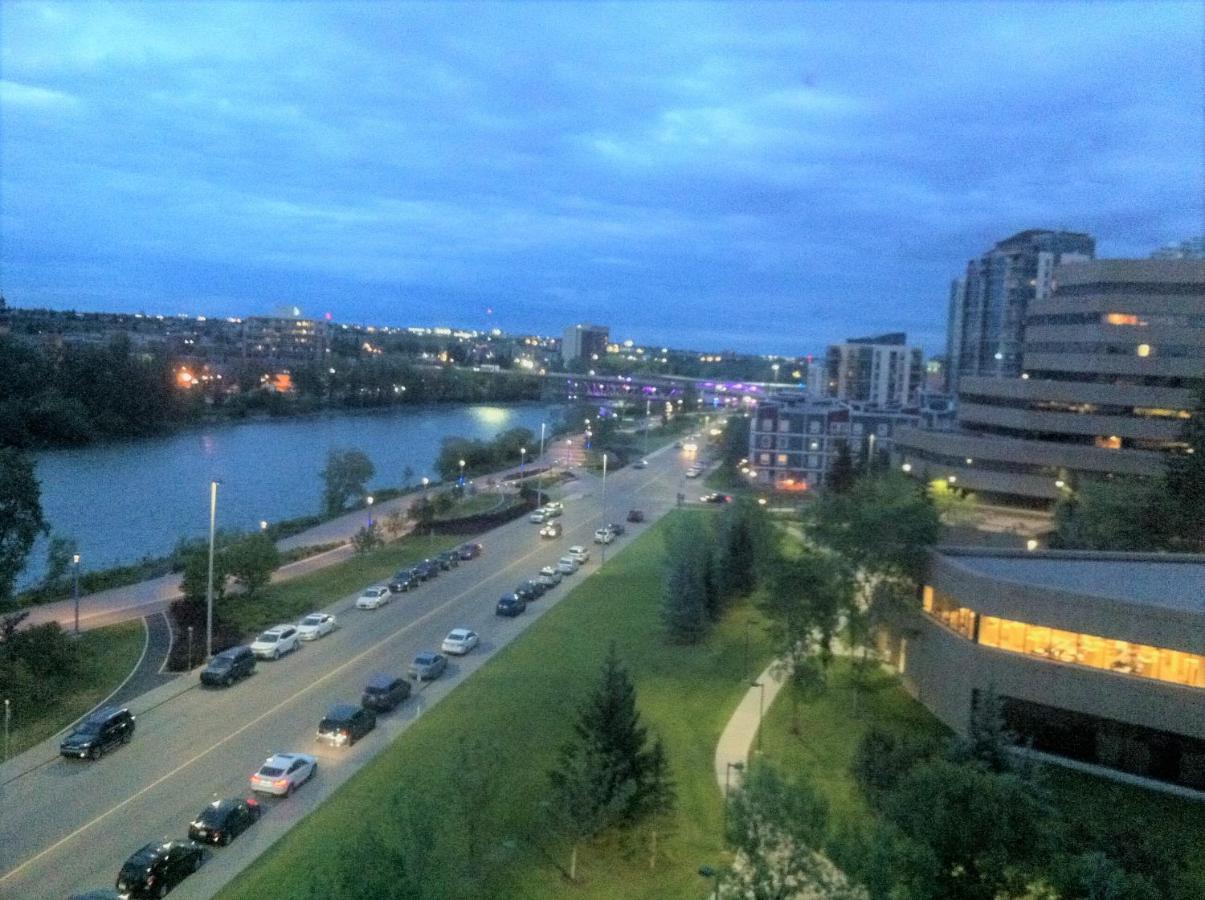 Amicable, Cozy, High Speed Internet, Sleeps 2 Riverview Downtown Apartment Калгари Экстерьер фото